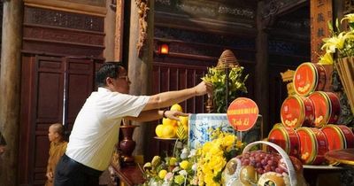 Ban Tuyên giáo và Dân vận Thành ủy Hà Nội chúc mừng Đại lễ Phật đản tại chùa Từ Vân