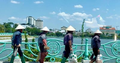 Ra đường như bước vào lò than, người Hà Nội quay quắt giữa nắng nóng cực hạn