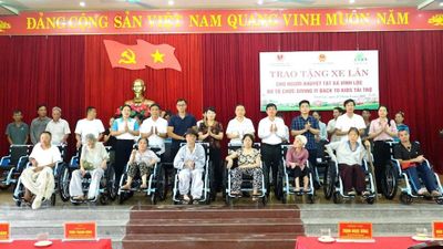 Trao tặng 19 xe lăn cho người khuyết tật tại xã Vĩnh Lộc