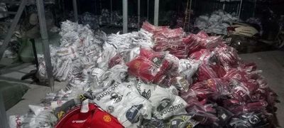 Tạm giữ gần 4.000 bộ quần áo nghi giả nhãn hiệu tại điểm kinh doanh của Tien Tri Group