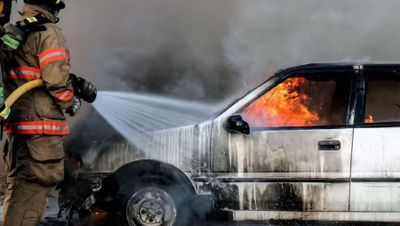 Vì sao để kính mắt trong ô tô có thể gây cháy xe?