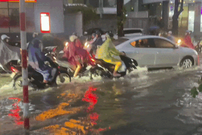 Đường phố Hà Nội hóa sông sau cơn mưa 'vàng'