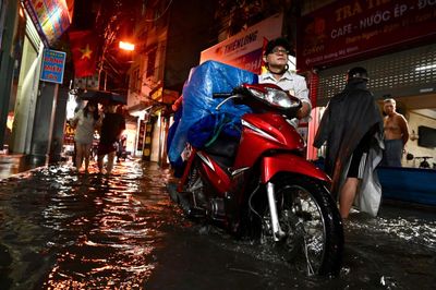 Nhiều tuyến phố Hà Nội ngập sâu sau cơn mưa lớn