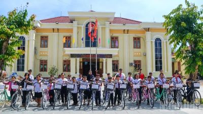 Trao tặng 50 xe đạp cho học sinh vượt khó, học giỏi