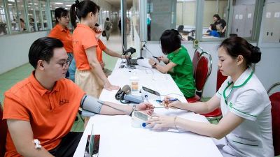 Khám sức khỏe cho người lao động, nâng cao ý thức về tác hại của thuốc lá và bệnh nghề nghiệp