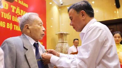 Kết luận của Bộ Chính trị về trao tặng Huy hiệu 80 năm tuổi Đảng trở lên