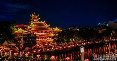 [Ảnh] Đông đảo người dân Thành phố Hồ Chí Minh chờ thả hoa đăng mừng Đại lễ Phật đản