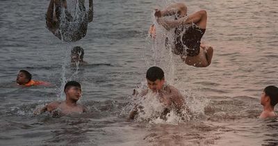 VDIEO: Hà Nội nắng như đổ lửa trên 40 độ C, người dân ùn ùn ra sông Hồng, Hồ Tây giải nhiệt