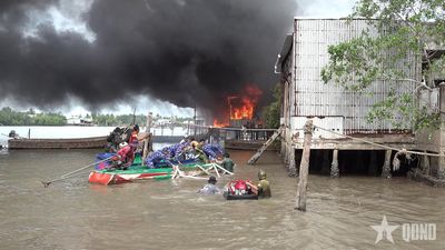 Hải đoàn 42 cùng lực lượng địa phương kịp thời dập cháy 4 căn nhà dân ở Cà Mau