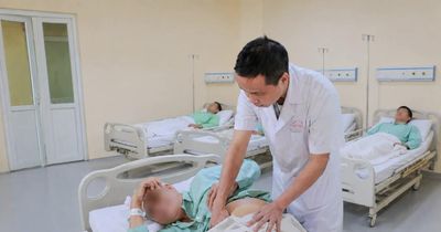 Tán sỏi qua da cho bệnh nhân có thận 'chui' lên vòm ngực