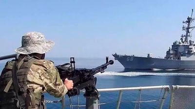 Iran nổ súng cảnh cáo các tàu cố gắng vượt eo biển Hormuz