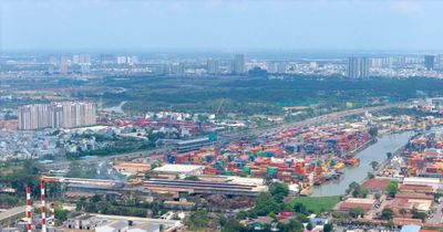 Xe container 'bủa vây' cửa ngõ khu Đông TPHCM