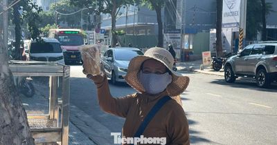 Tủ bánh mì 0 đồng, 10 năm giữ lời hứa yêu thương với mẹ