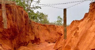 Taluy dài 40m sạt lở sau mưa lớn ở Lâm Đồng