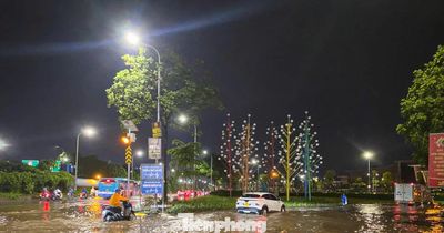 Đường phố Hà Nội ngập sâu sau cơn mưa giải nhiệt, người dân chật vật về nhà