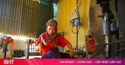 Thợ rèn 'múa búa' trong lò lửa giữa ngày hè nóng bức