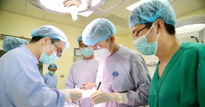 Phẫu thuật cho bệnh nhân mang khối u phổi đường kính hơn 20cm, nặng gần 3kg