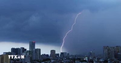 Hà Nội mưa lớn cục bộ, nhiều tuyến phố phía Tây úng ngập tạm thời