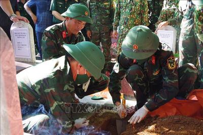 Số hóa thông tin, bàn giao mẫu hài cốt liệt sĩ tại Nghĩa trang liệt sĩ quốc gia Trường Sơn