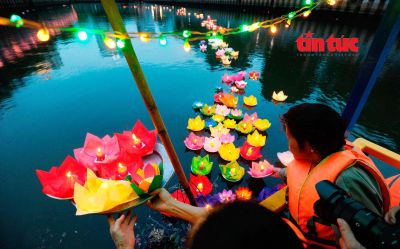 Lắng đọng với nghi thức thả hoa đăng mừng Phật đản