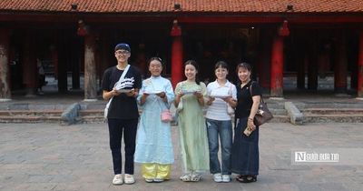 Sĩ tử Hà Nội đến Văn Miếu cầu may, giữ tinh thần thoải mái trước kỳ thi vào lớp 10