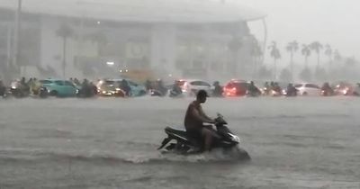 Hà Nội ngập sâu, đường phố tê liệt sau trận mưa to 'trắng trời'