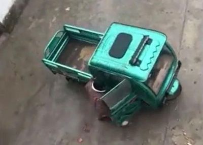 Xe ba bánh tự chạy vòng vòng trong sân khiến cả gia đình hoảng hốt