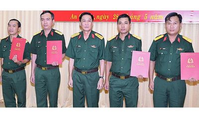 Đảng ủy, Bộ Chỉ huy Quân sự tỉnh An Giang trao quyết định về công tác cán bộ