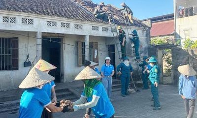 Ban Chỉ huy Quân sự xã Ngọc Thiện giúp đỡ gia đình khó khăn