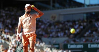Djokovic vượt Federer lập kỷ lục tại Roland Garros giữa 'báo động đỏ' thể lực