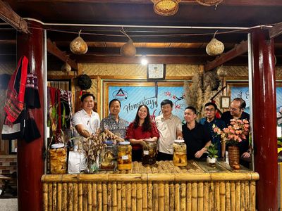 Bí thư Tỉnh ủy Trần Tiến Dũng động viên mô hình homestay tại phường Điện Biên Phủ