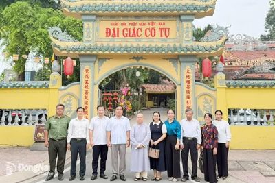 Ủy viên Ban Thường vụ Thành ủy Hồ Văn Nam thăm, chúc mừng đại lễ Phật đản