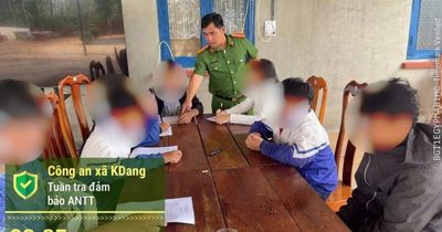 Răn đe nhóm học sinh cấp 2 ném bột mì vào nhau trên quốc lộ 19