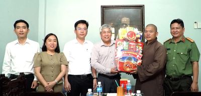 Lãnh đạo phường Cam Ranh thăm, chúc mừng các cơ sở Phật giáo