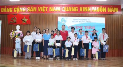 Tặng 20 suất quà cho trẻ em mồ côi ở phường Bắc Nha Trang