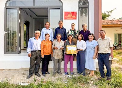Hội Nông dân xã Vạn Ninh trao nhà cho hội viên khó khăn