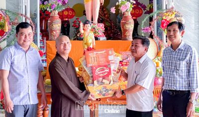 Lãnh đạo xã Đại Lãnh thăm, chúc mừng các cơ sở Phật giáo