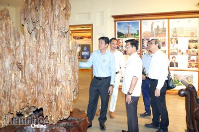 Phó Chủ tịch Thường trực UBND tỉnh Nguyễn Long Biên làm việc với lãnh đạo Công ty Trầm hương Khánh Hòa ATC