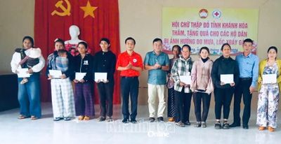 Trao tặng 60 triệu đồng hỗ trợ các hộ bị ảnh hưởng do lốc xoáy ở xã Anh Dũng
