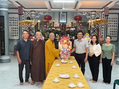 Thăm, tặng quà các cơ sở, chức sắc Phật giáo