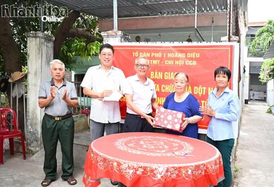 Người dân Tổ dân phố 1 Hoàng Diệu chung tay sửa nhà cho 1 hộ khó khăn