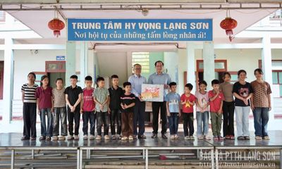 Lãnh đạo tỉnh thăm, tặng quà trẻ em có hoàn cảnh đặc biệt