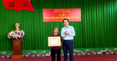 Trưởng Ban Tuyên giáo và Dân vận Tỉnh ủy Dương Đức Huy dự Lễ trao Huy hiệu Đảng tại xã Hưng Khánh