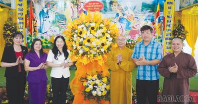 Phó Chủ tịch UBND tỉnh Vũ Thị Hiền Hạnh thăm, chúc mừng chức sắc Phật giáo