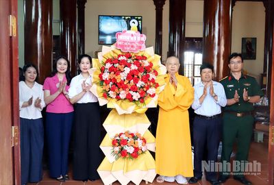 Lãnh đạo Ủy ban MTTQ Việt Nam tỉnh chúc mừng các cơ sở Phật giáo nhân Đại lễ Phật đản