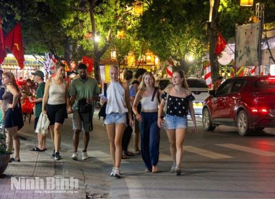 Rộn ràng Tam Cốc về đêm
