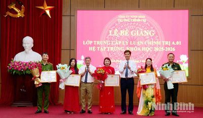 Bế giảng Lớp Trung cấp Lý luận chính trị A.01 hệ tập trung, khóa 2025 - 2026