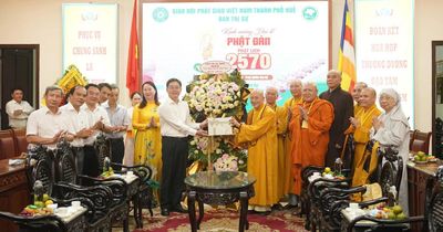Huế: Bí thư Thành ủy Nguyễn Đình Trung thăm, chúc mừng Đại lễ Phật đản đến Ban Trị sự GHPGN thành phố