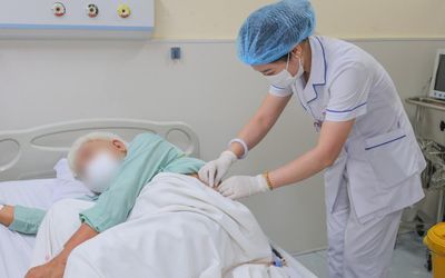 Tán sỏi thận qua da thành công cho cụ ông có quả thận 'chui' sát vòm ngực