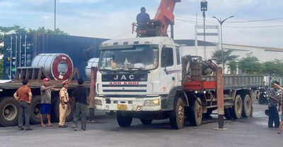 Gia Lai: Cuộn thép khoảng 8 tấn rơi khỏi xe đầu kéo khiến dầu chảy tràn QL19 gây ùn tắc